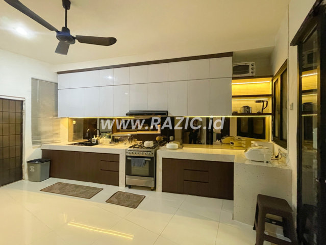Desain Kitchen Set Custom Kayu Putih