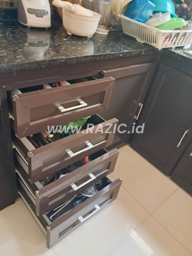 Sketsa Kitchen Set Hitam Glossy Kayu Putih