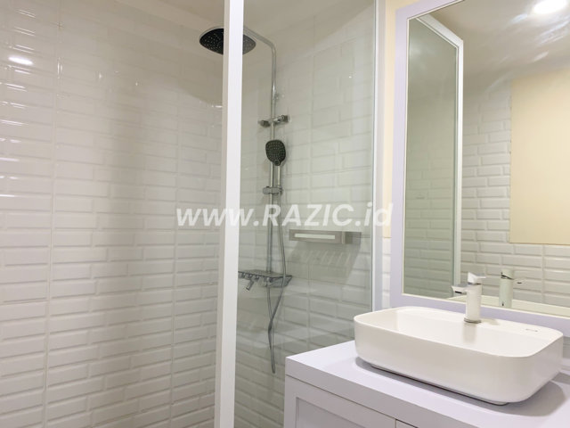Kamar Mandi Interior Apartemen Kuning Jakarta